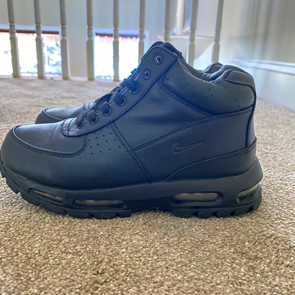 Women’s Nike Sneakers - Picture 2 of 6